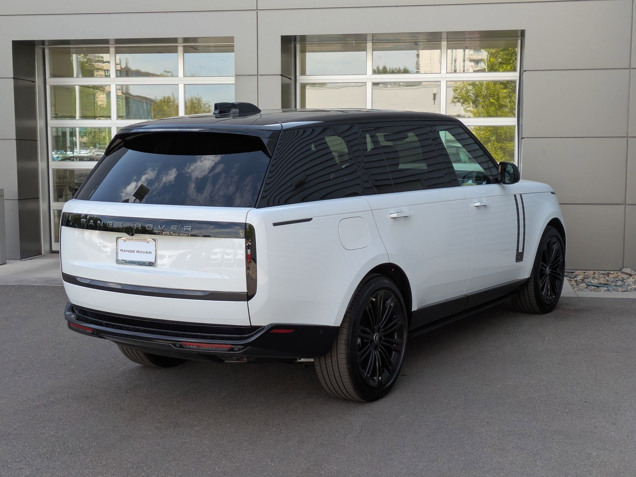 New 2025 Land Rover Range Rover Long Wheelbase SE image 5