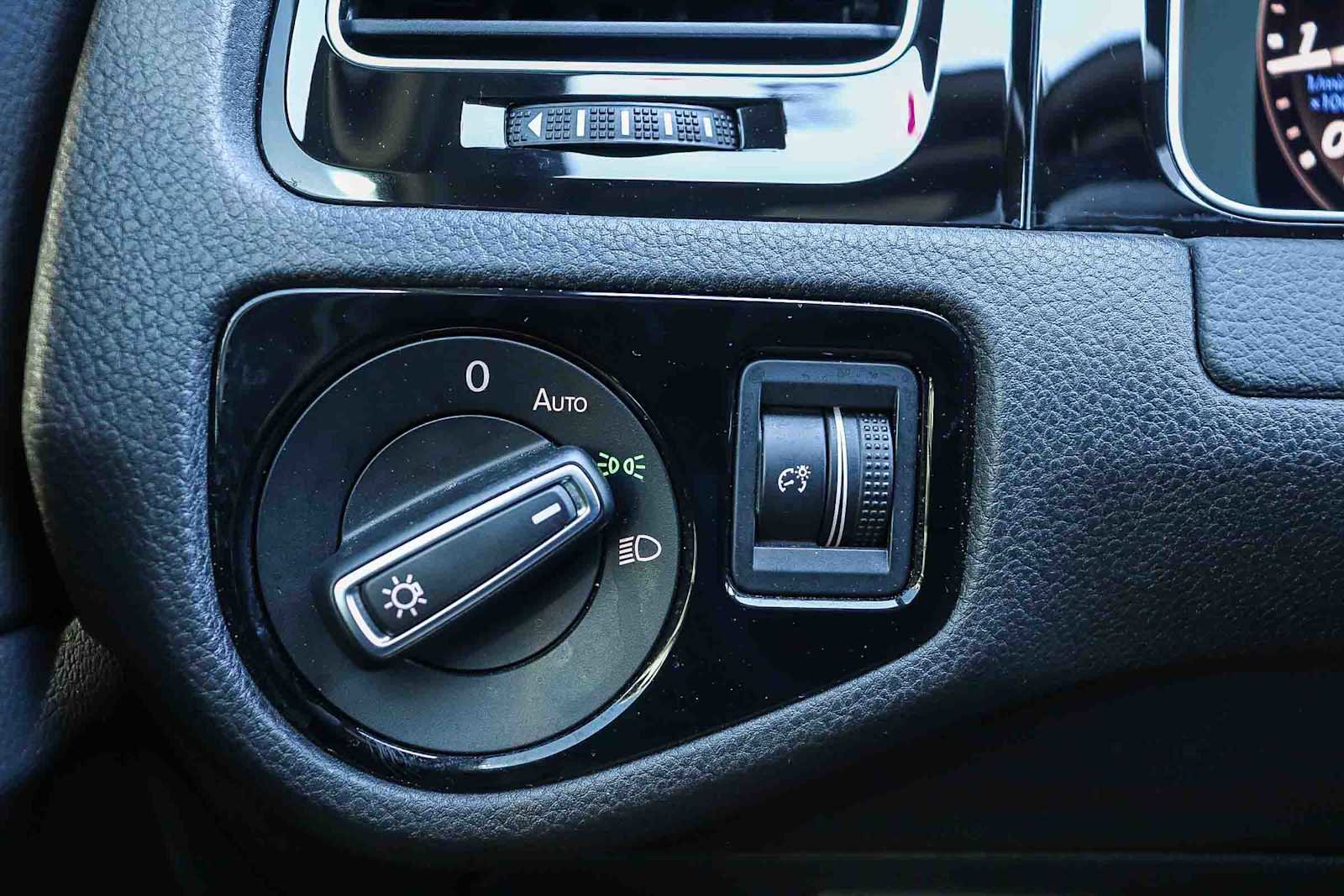 Used 2019 Volkswagen Golf R 4-Door image 23