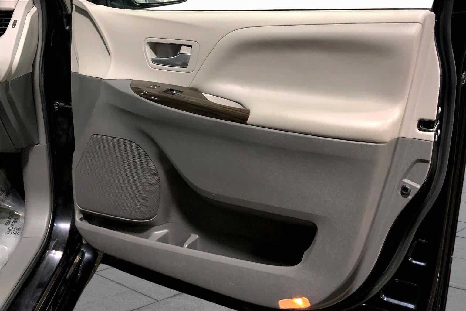 Used 2017 Toyota Sienna XLE FWD image 23