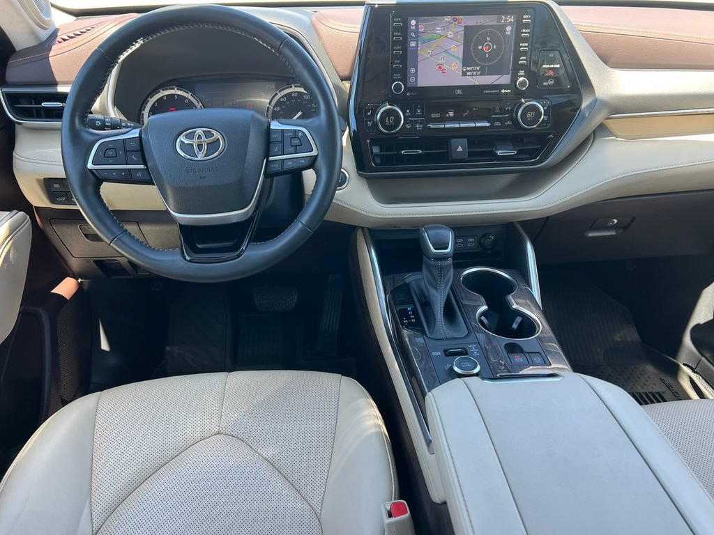 Used 2022 Toyota Highlander Limited AWD/4WD image 2