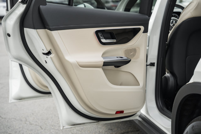 Used 2024 Mercedes-Benz GLC 300 4MATIC image 34