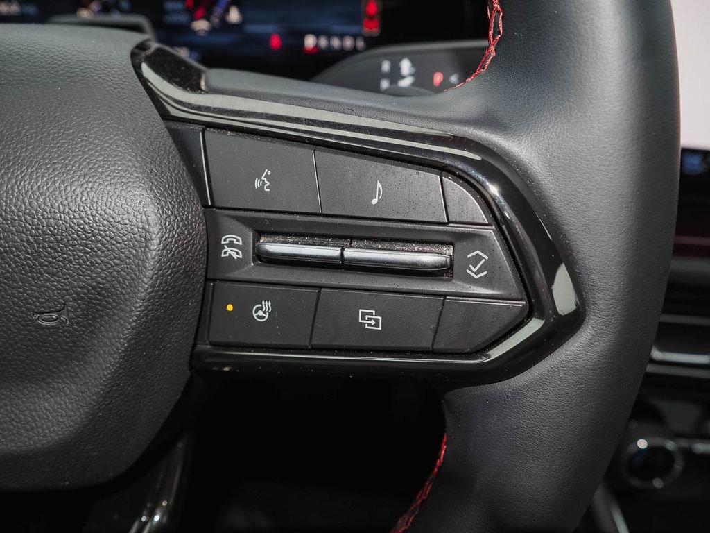 Used 2024 Chevrolet Traverse RS image 32