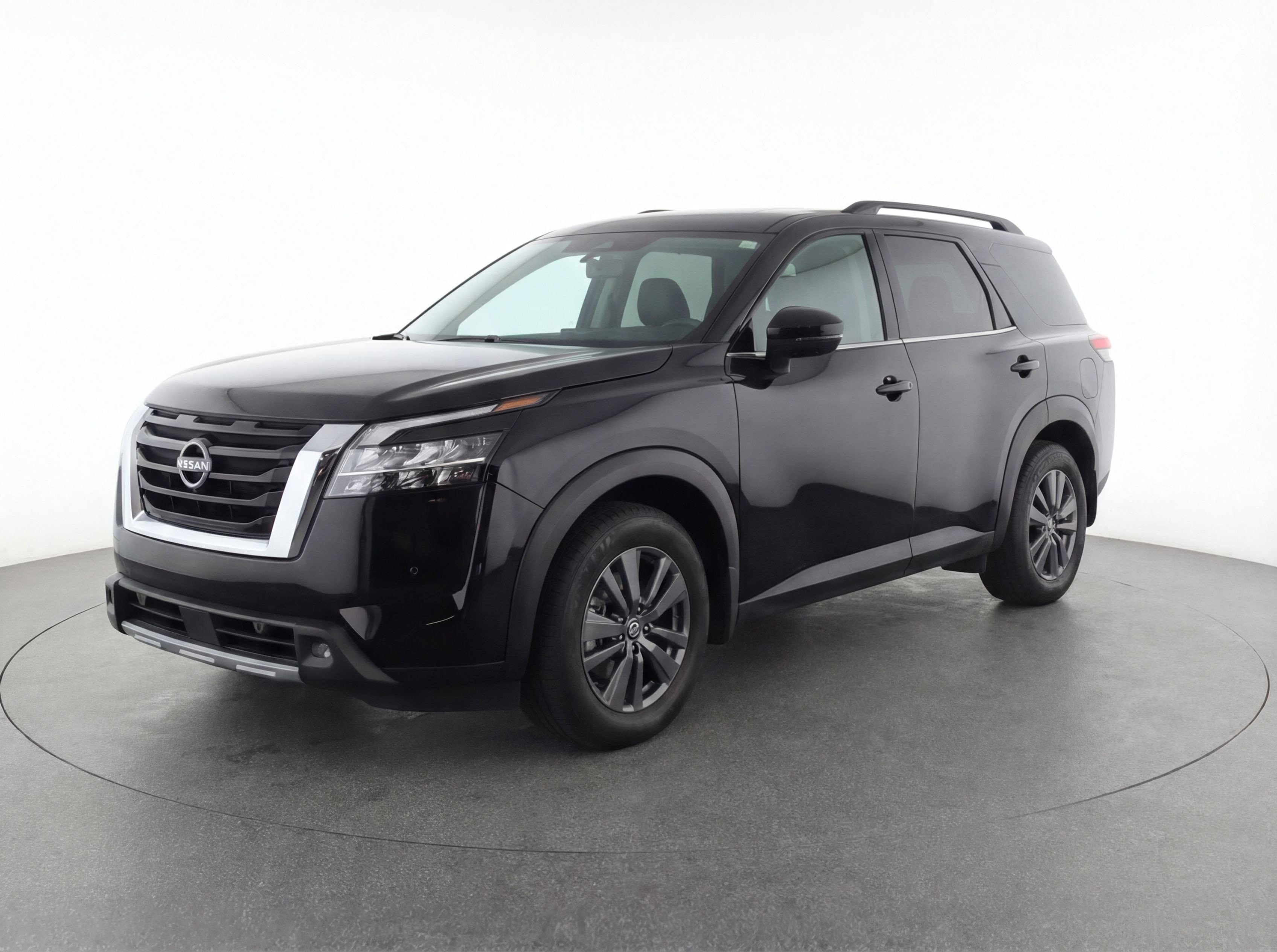 Used 2024 Nissan Pathfinder SV image 3