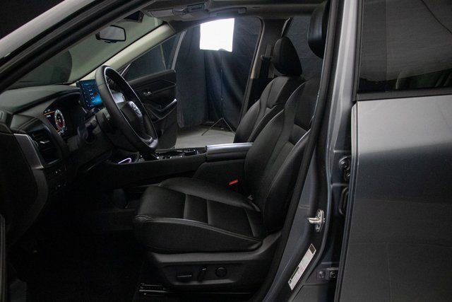 Used 2025 Nissan Rogue SL w/ Tech Package image 25