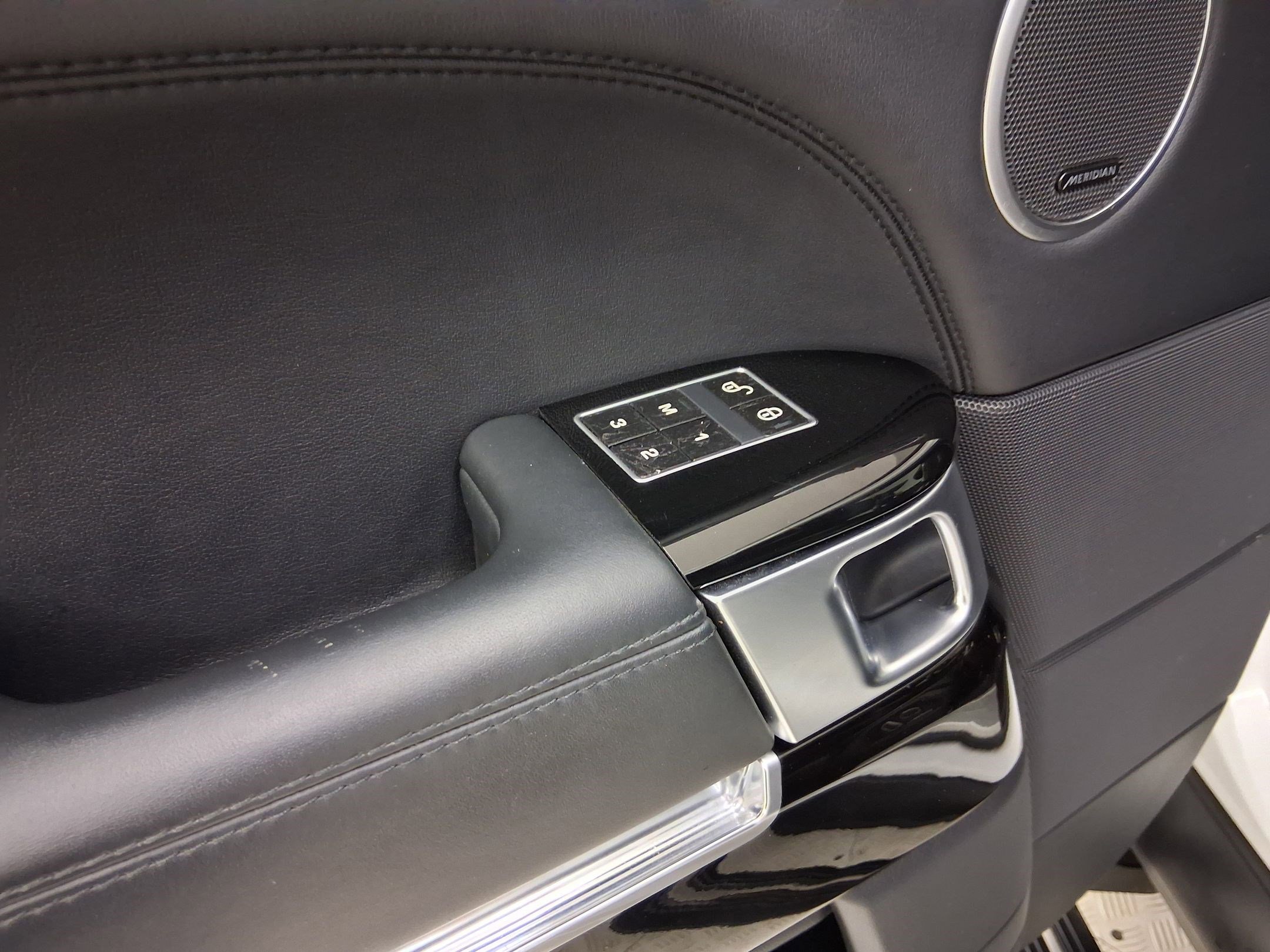 Used 2015 Land Rover Range Rover Supercharged image 25