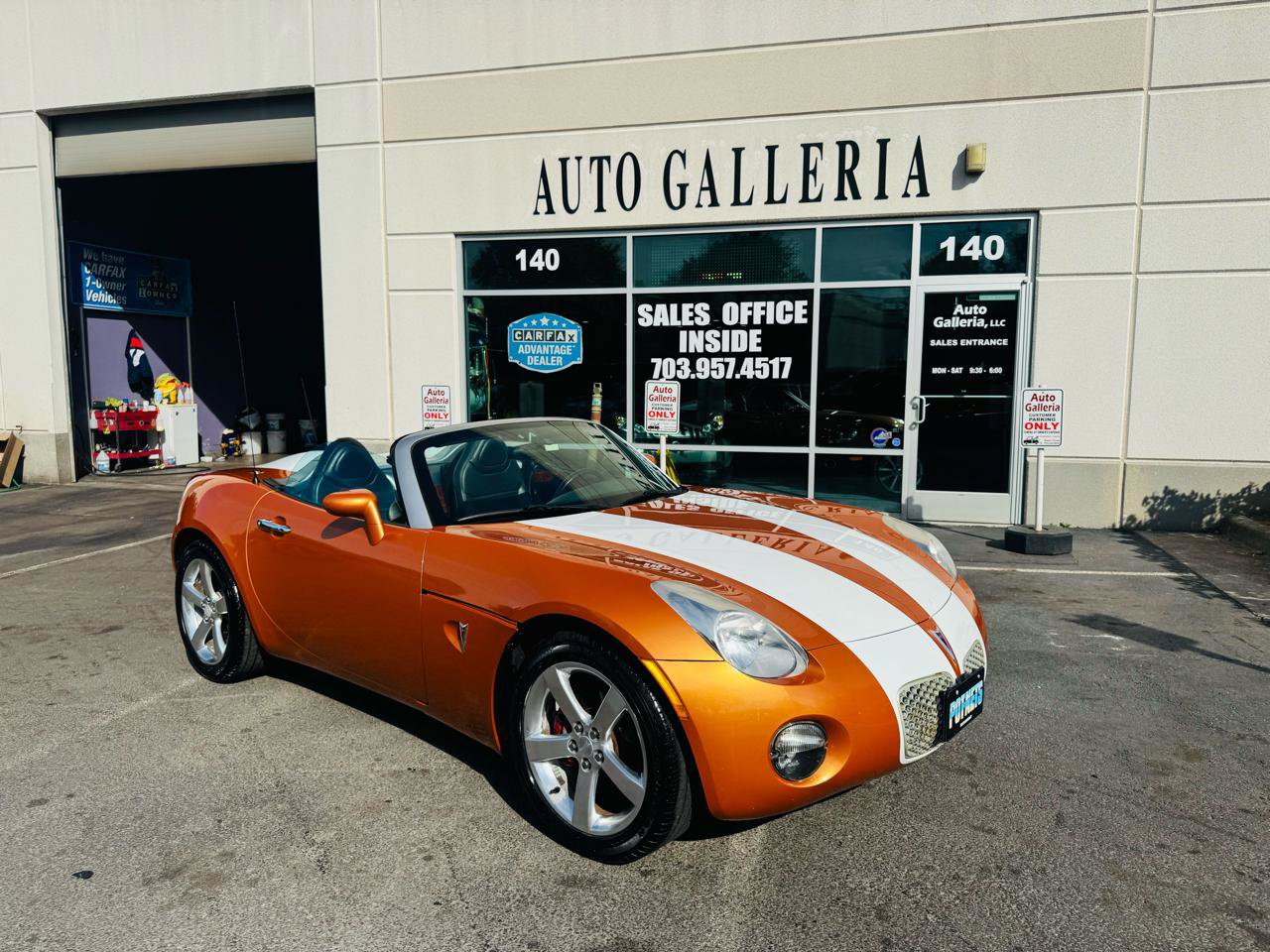 Used 2006 Pontiac Solstice Convertible w/ Premium Package RWD image 2