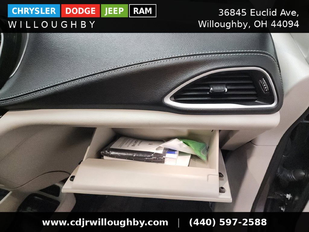 Used 2023 Chrysler Pacifica Touring-L AWD/4WD image 36