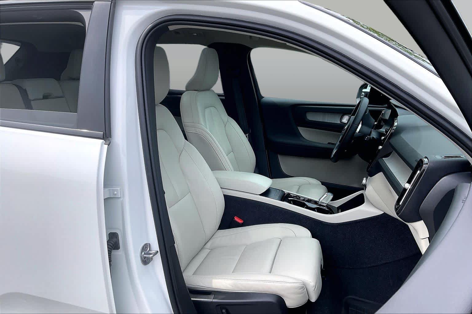 Used 2023 Volvo XC40 B5 Plus AWD/4WD image 8