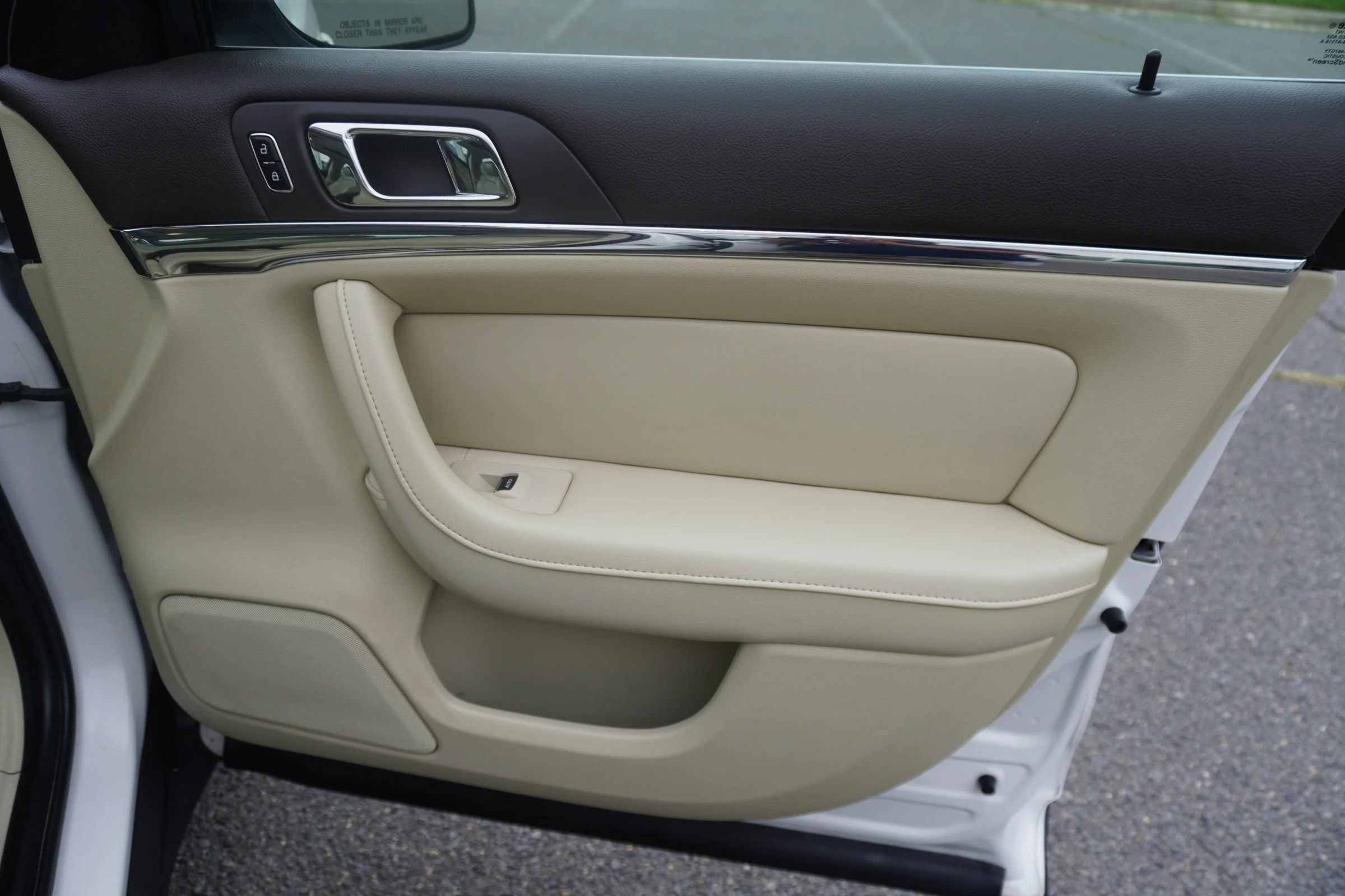 Used 2013 Lincoln MKS FWD image 16