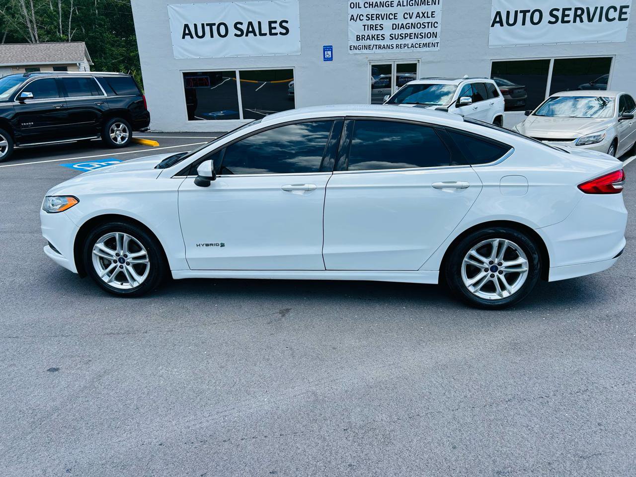 Used 2018 Ford Fusion SE FWD image 2
