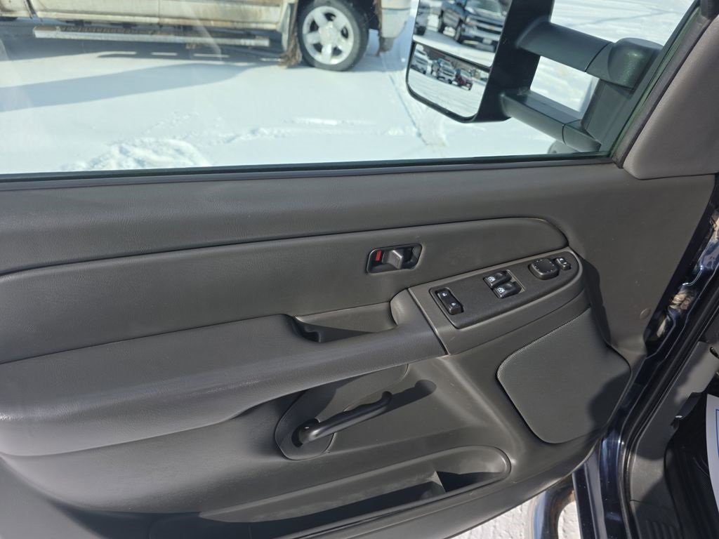 Used 2006 Chevrolet Silverado 2500 LT w/ Heavy-Duty Power Package image 10
