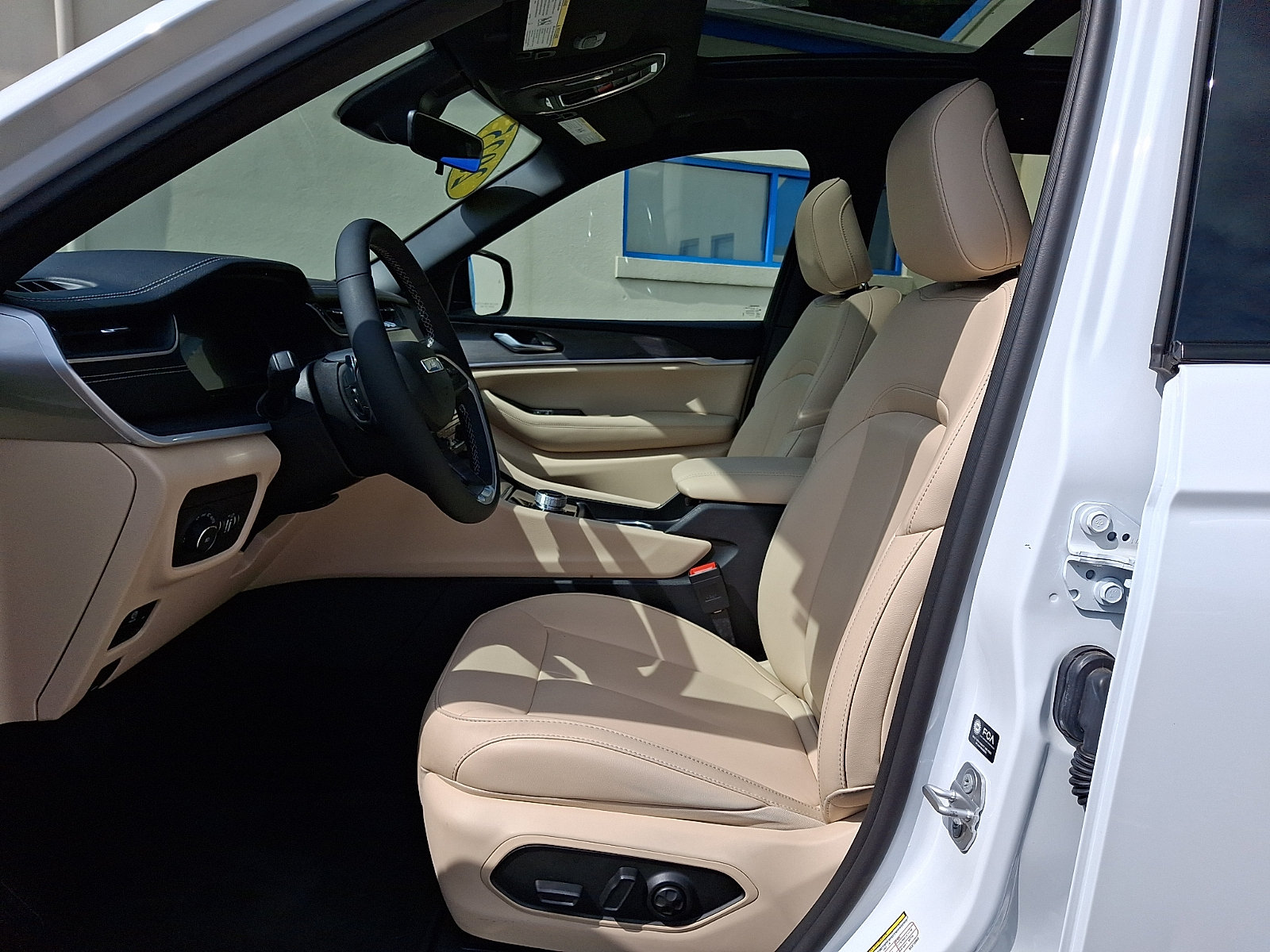 Used 2025 Jeep Grand Cherokee Limited AWD/4WD image 13
