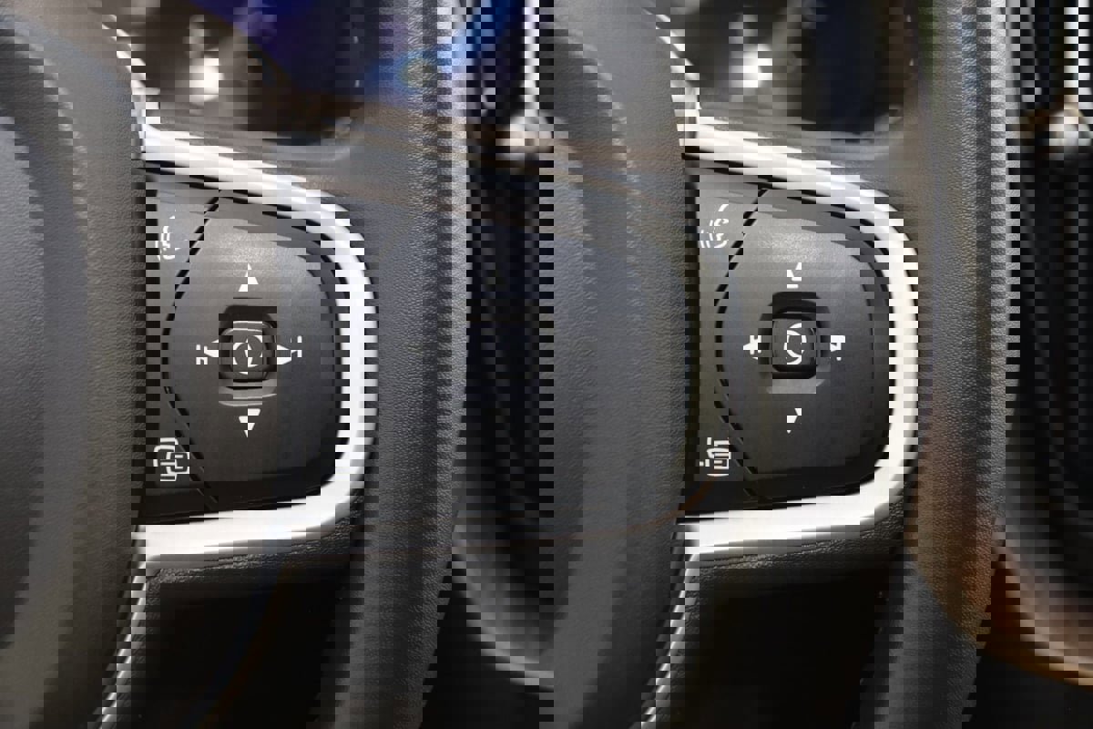 Used 2022 Volvo XC60 B5 Momentum image 37