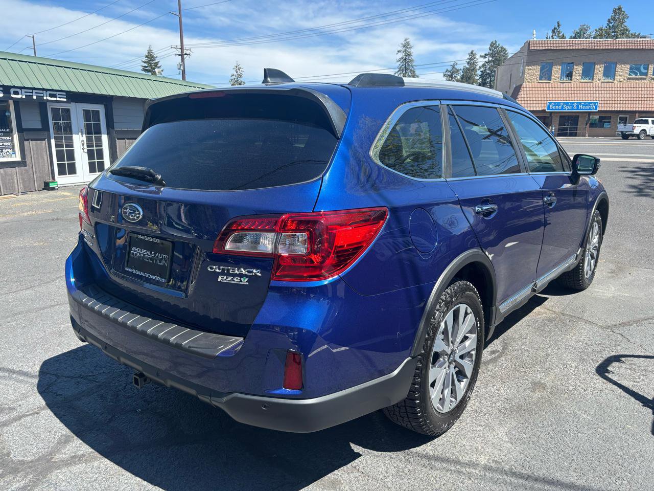 Used 2017 Subaru Outback 2.5i Touring AWD/4WD image 5