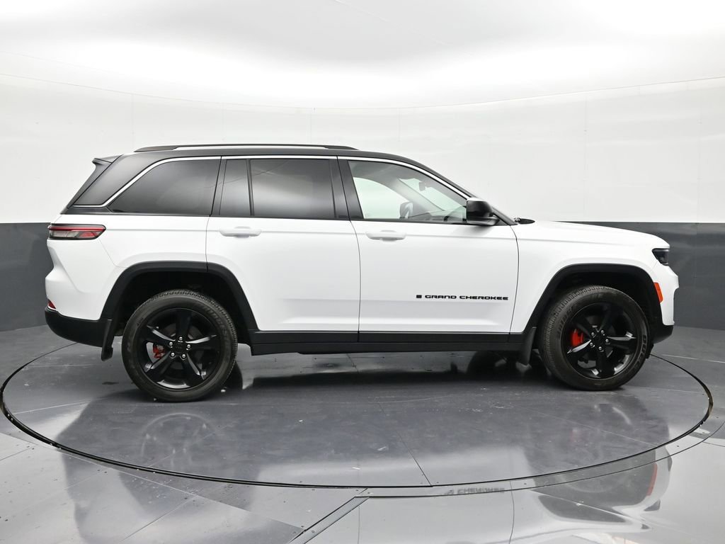 Used 2023 Jeep Grand Cherokee Laredo image 6