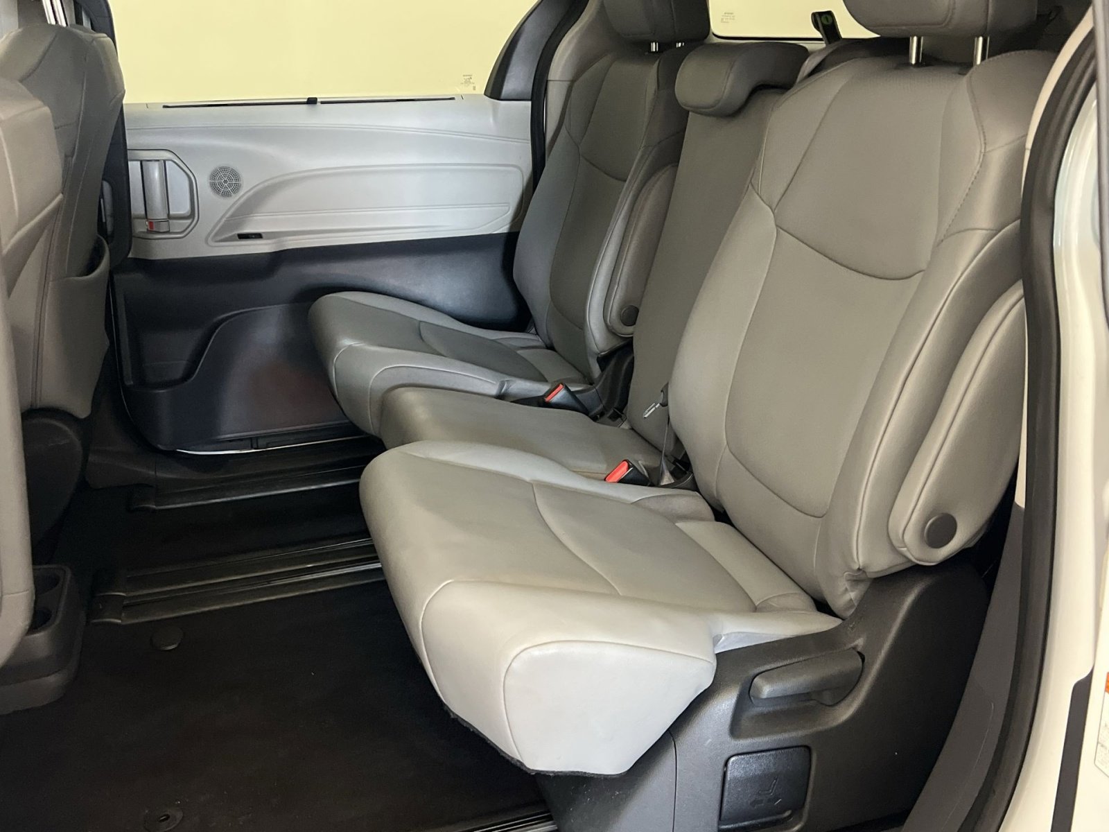 Used 2024 Toyota Sienna XLE image 23