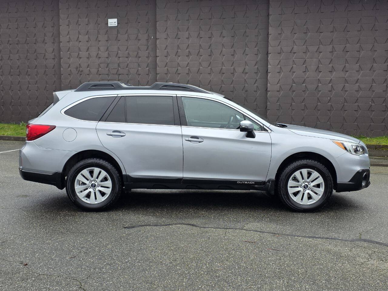 Used 2016 Subaru Outback 2.5i Premium AWD/4WD image 4