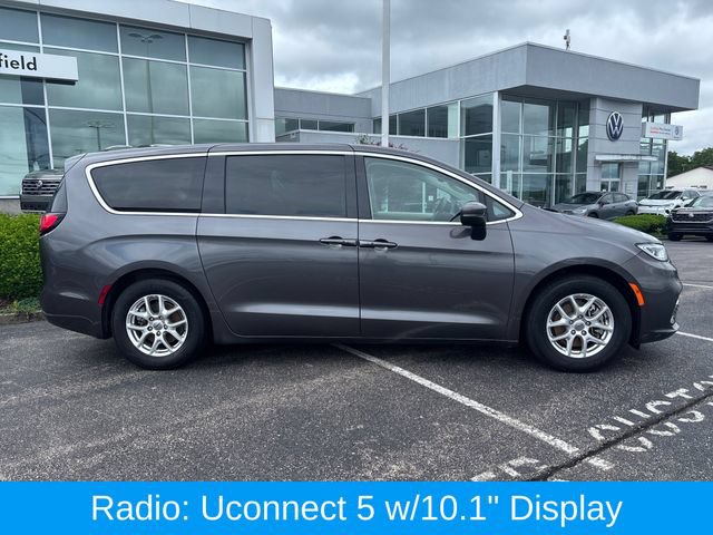 Used 2023 Chrysler Pacifica Touring-L FWD image 2
