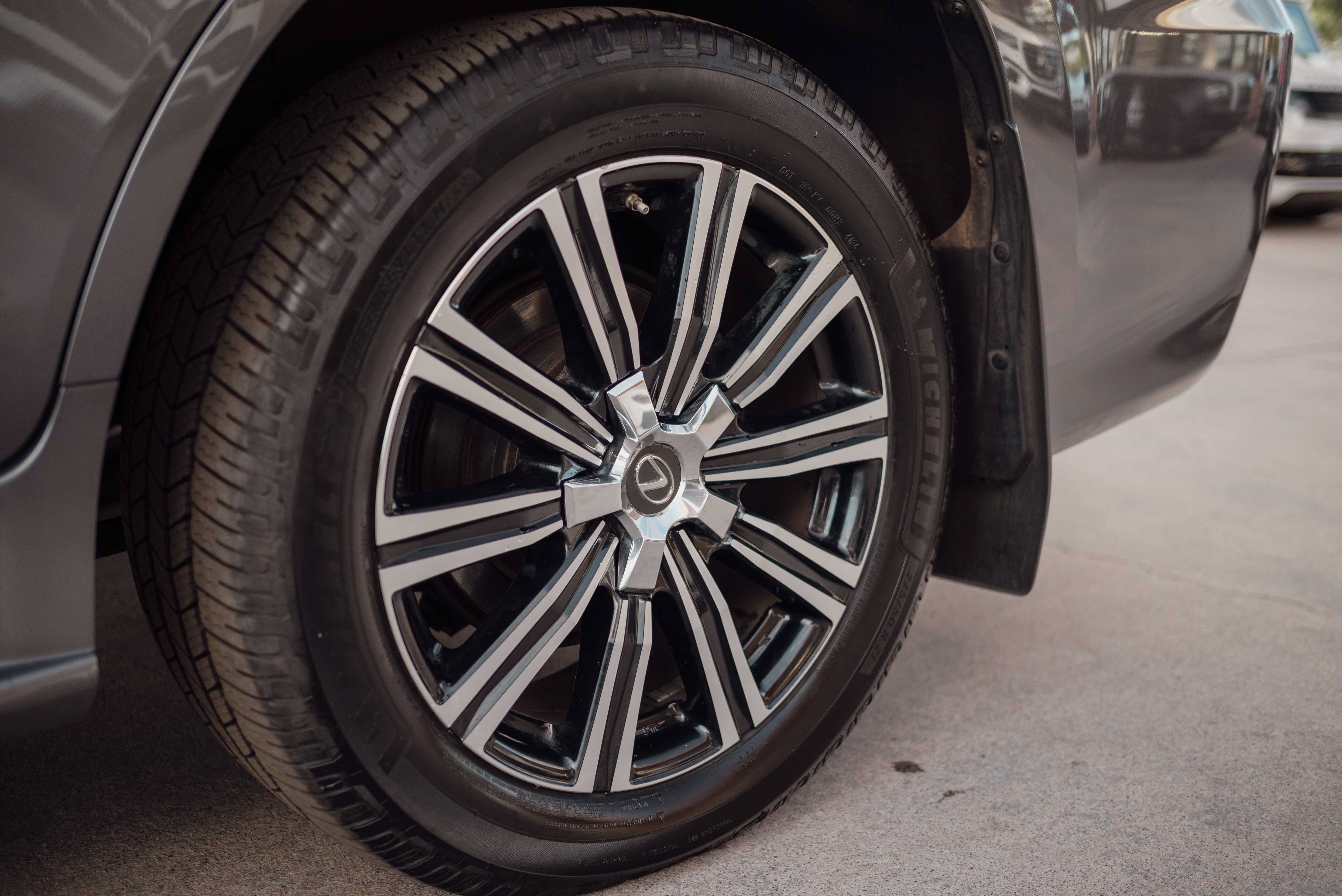 Used 2016 Lexus LX 570 4WD w/ Luxury Package image 19