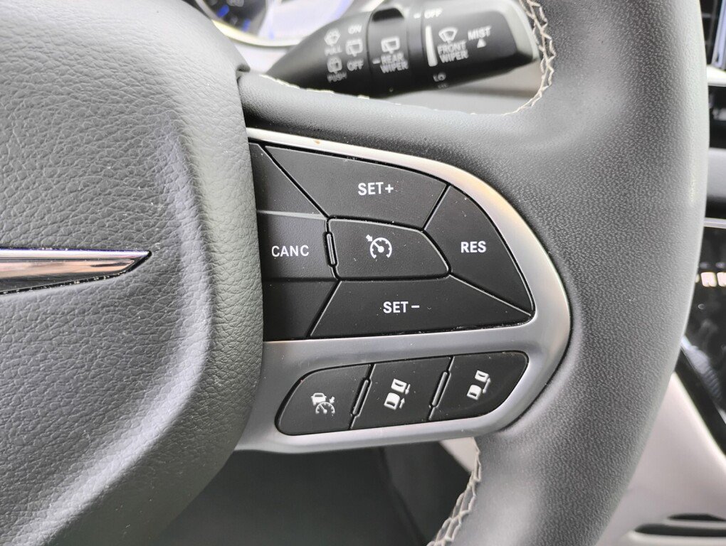 Used 2023 Chrysler Pacifica Touring-L FWD image 23