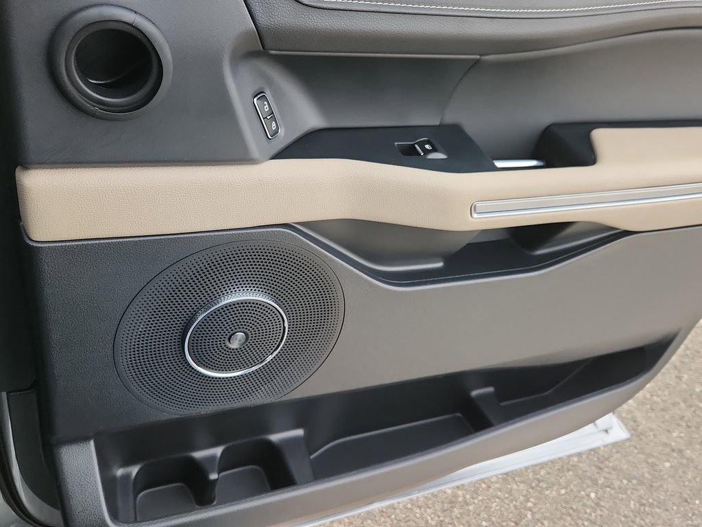 Used 2024 Ford Expedition Limited image 17