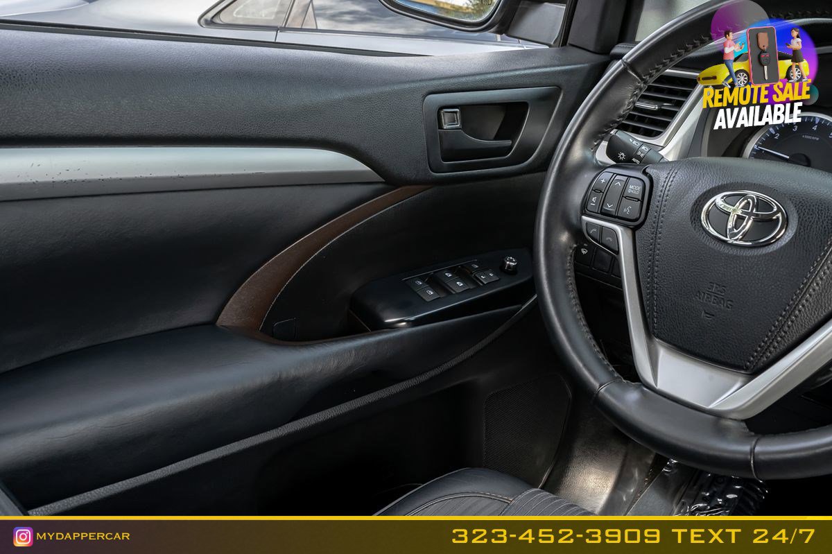 Used 2019 Toyota Highlander Plus w/ Carpet Mat Package (TMS) FWD image 20