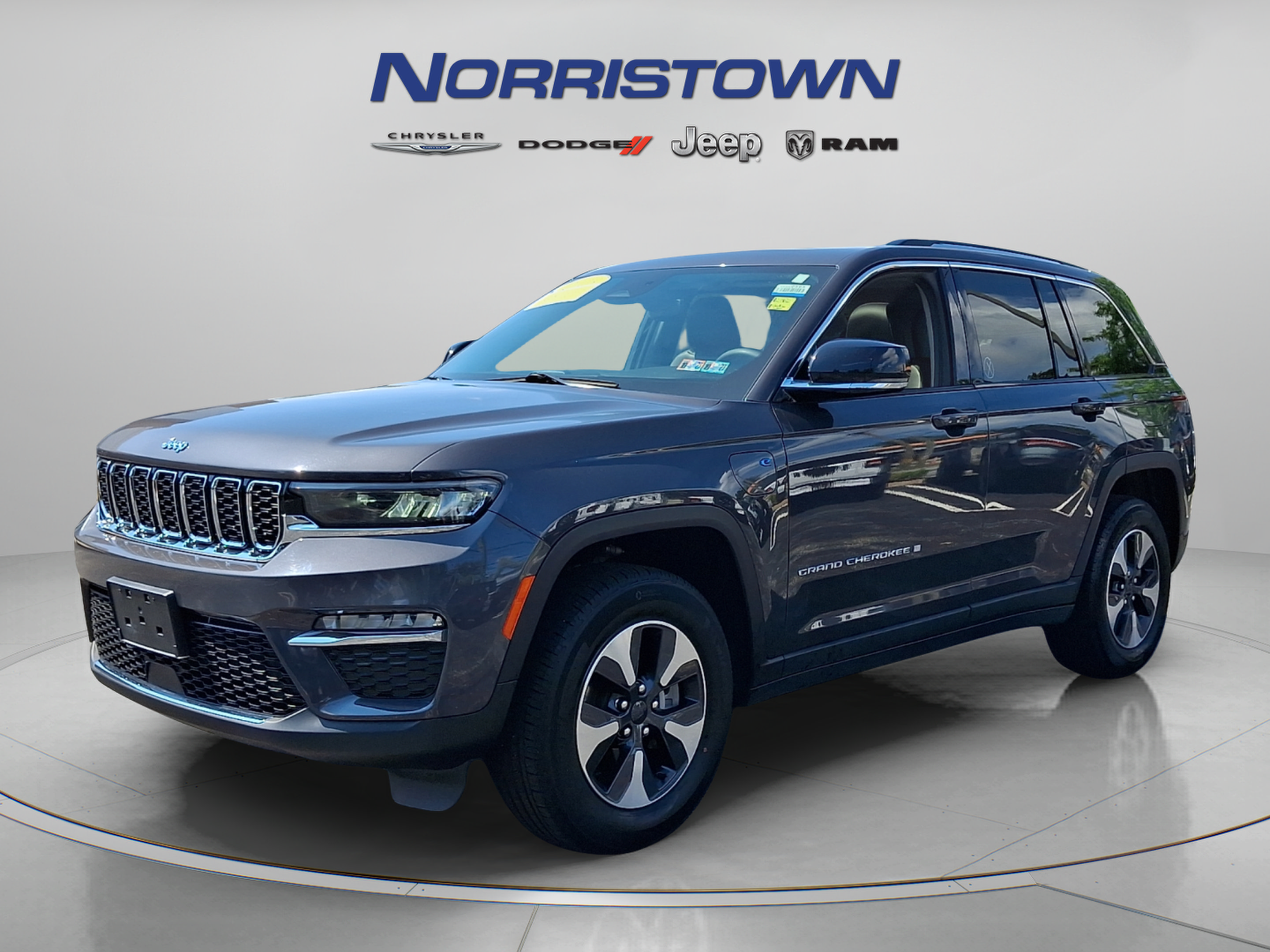 Used 2023 Jeep Grand Cherokee 4WD 4xe image 3