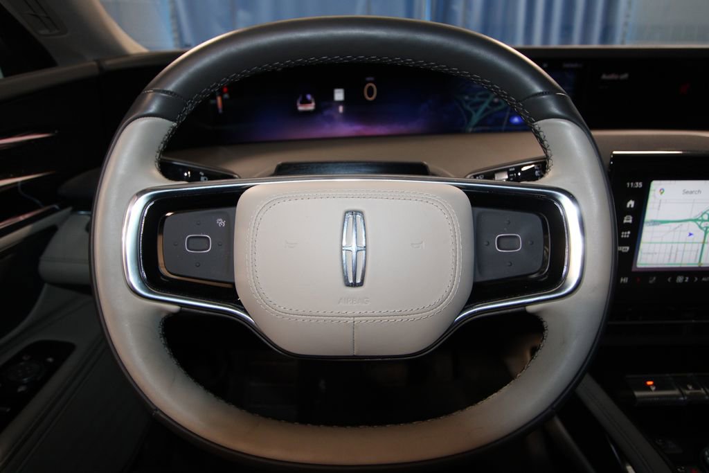 Used 2025 Lincoln Nautilus Premier image 13