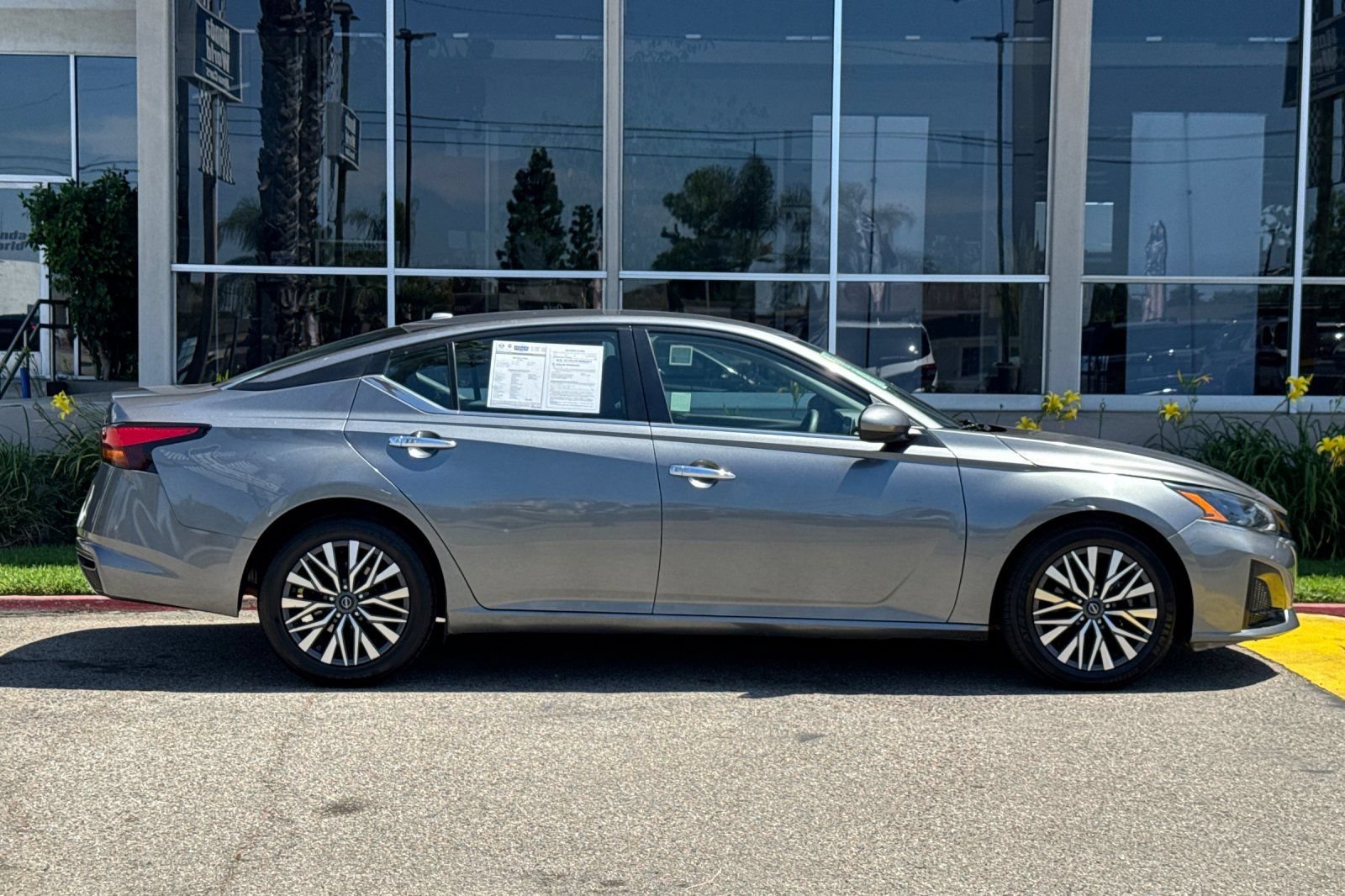 Used 2023 Nissan Altima 2.5 SV FWD image 3