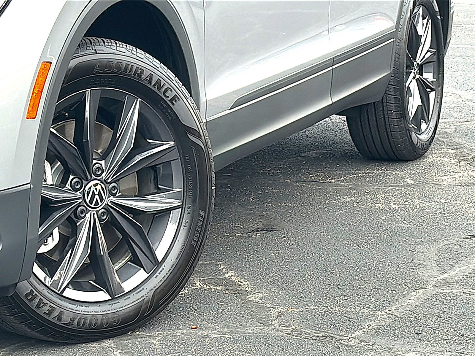 Used 2024 Volkswagen Tiguan SE image 3