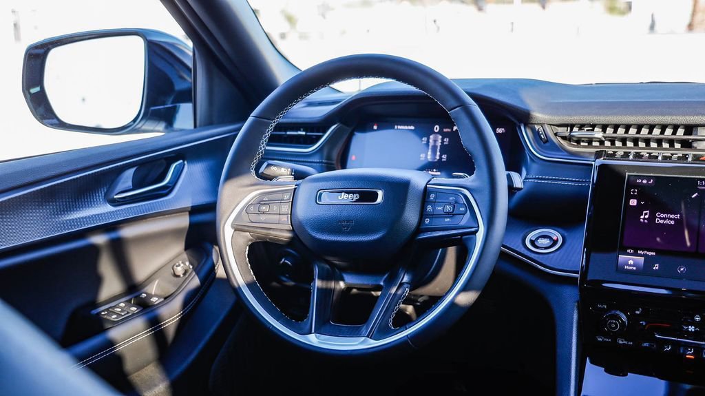 New 2025 Jeep Grand Cherokee Altitude image 16