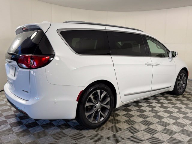 Used 2018 Chrysler Pacifica Limited w/ Tire & Wheel Group FWD image 8