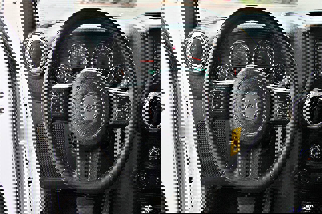 Used 2018 Jeep Wrangler Unlimited Sahara w/ Connectivity Group image 24