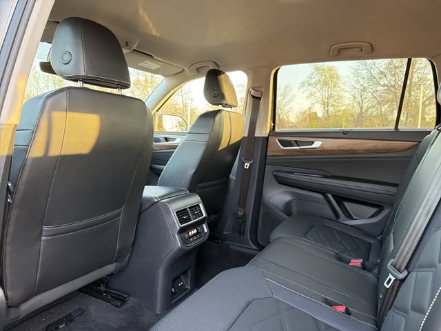 Used 2025 Volkswagen Atlas SE image 10