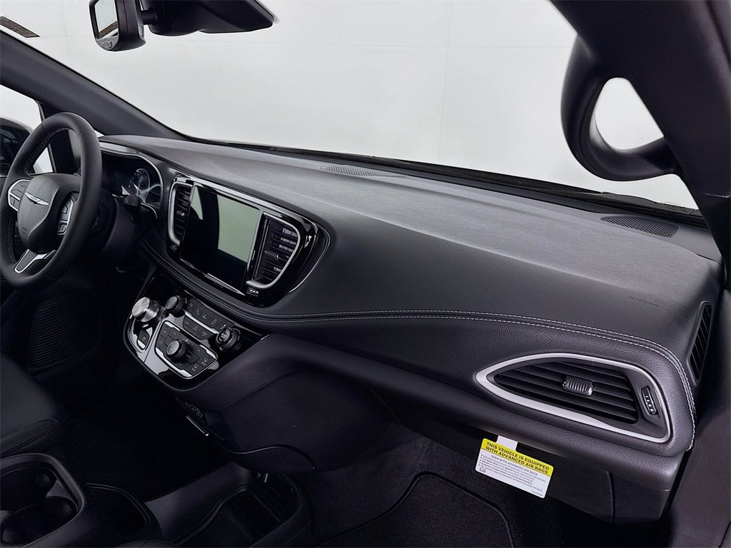 New 2025 Chrysler Pacifica Select image 30