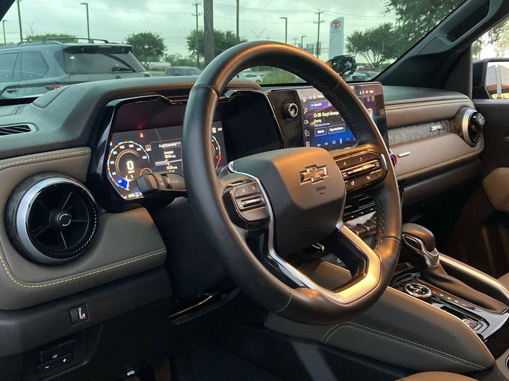 Used 2025 Chevrolet Colorado ZR2 w/ Midnight Edition AWD/4WD image 9