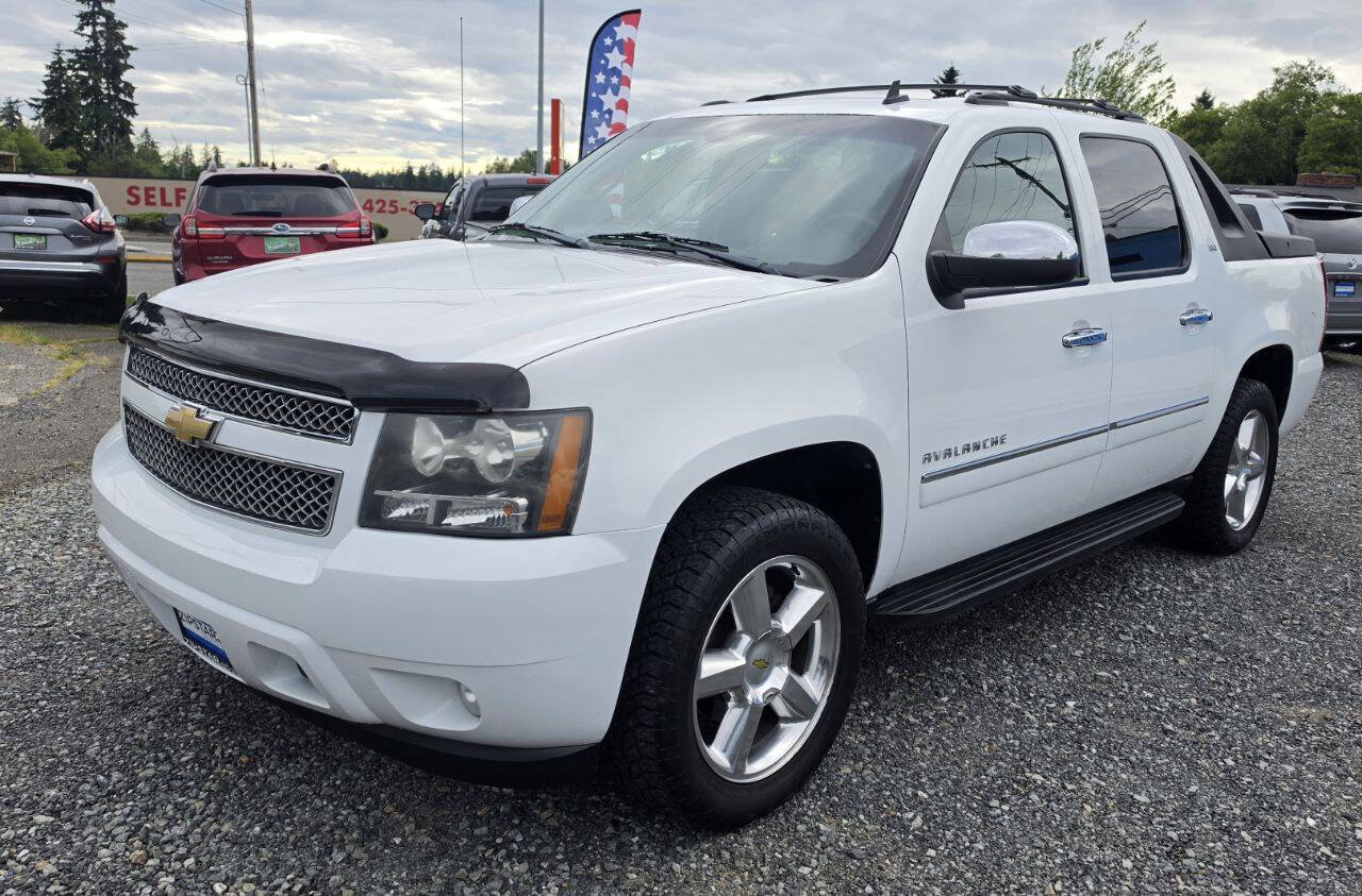 Used 2011 Chevrolet Avalanche LTZ AWD/4WD image 4