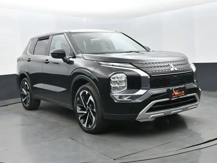 Used 2024 Mitsubishi Outlander FWD image 2