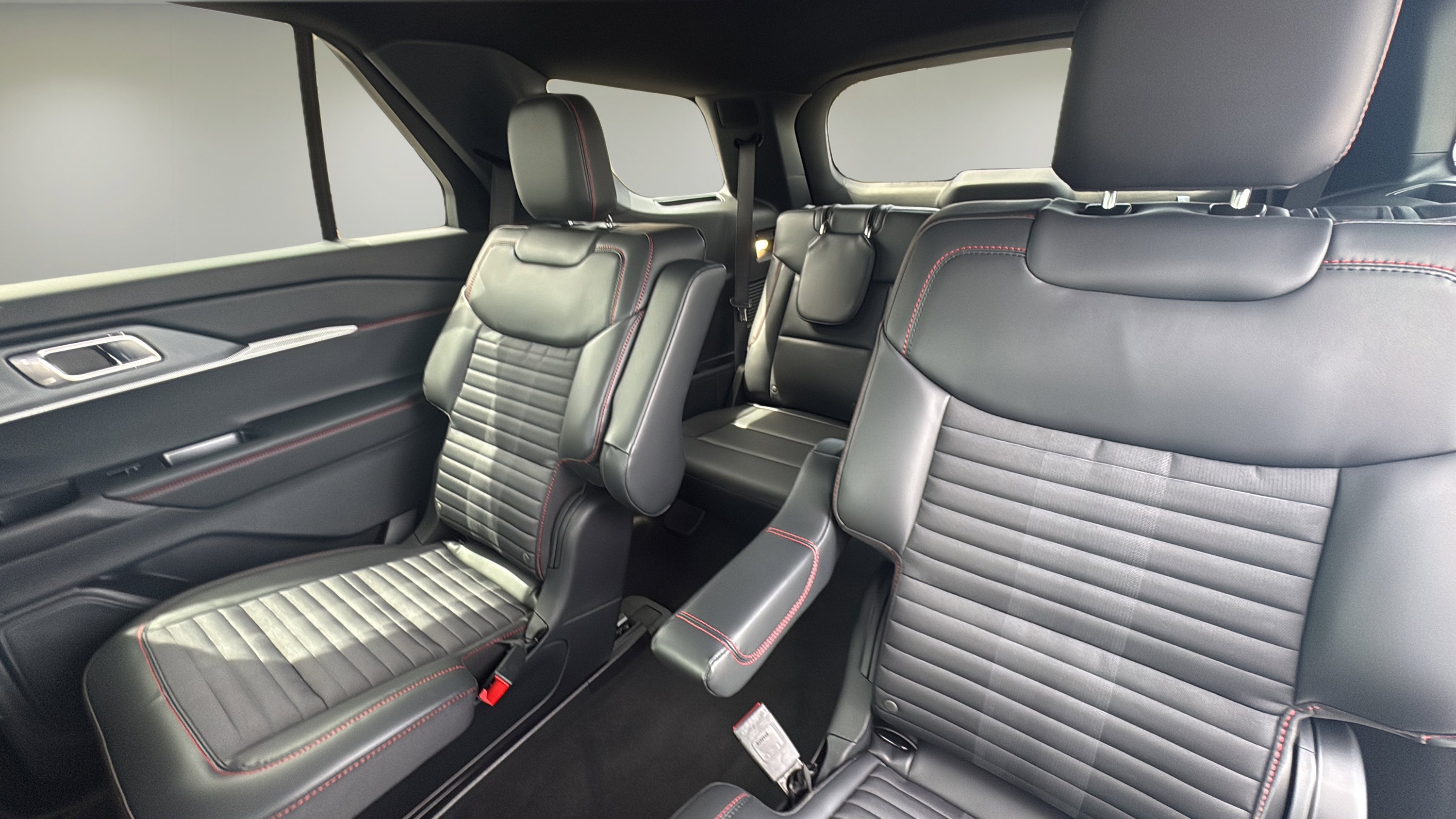 Used 2026 Ford Explorer ST-Line w/ ST-Line Street Pack image 13