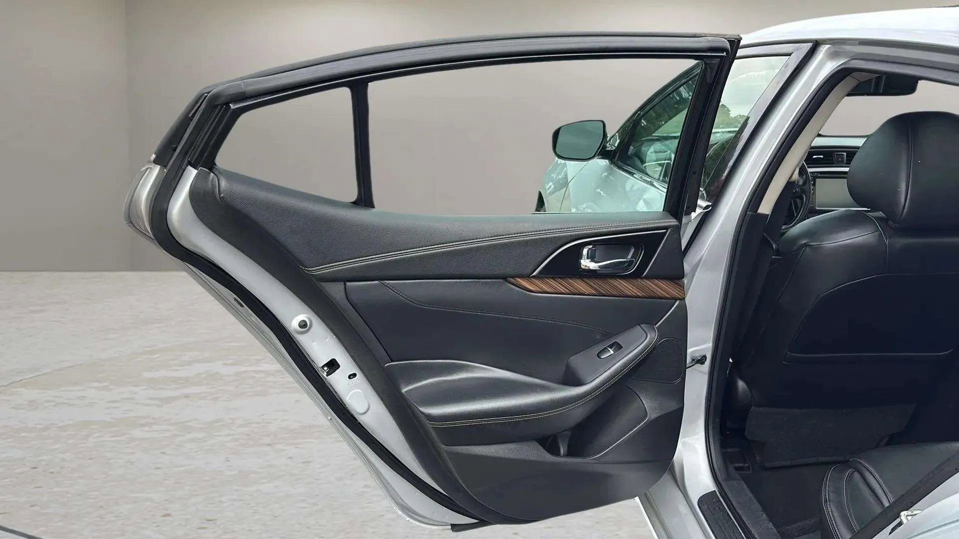 Used 2017 Nissan Maxima Platinum image 17