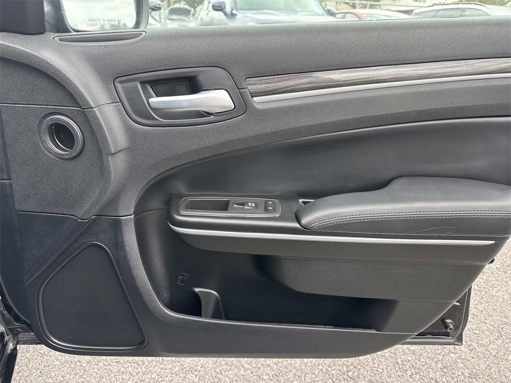 Used 2022 Chrysler 300 Touring w/ Sport Appearance Package image 28