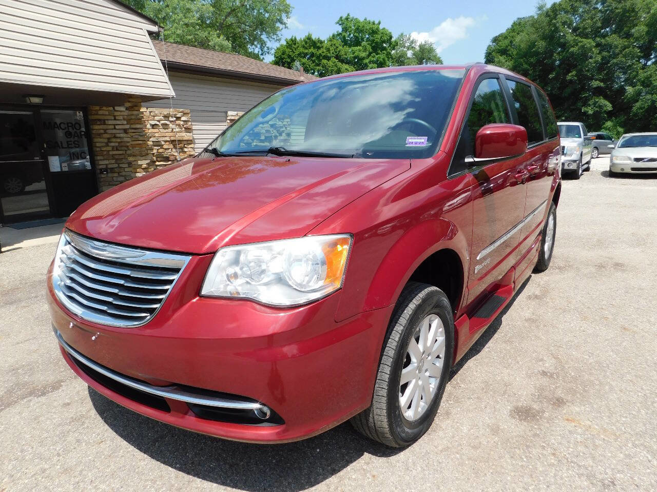 Used 2013 Chrysler Town & Country Touring image 7