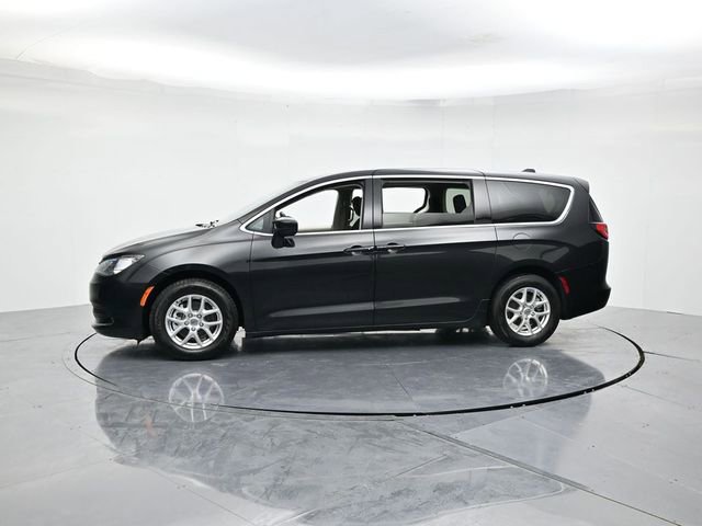 Used 2022 Chrysler Voyager LX image 6