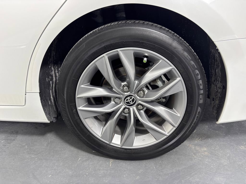 Certified 2021 Toyota Avalon XLE w/ Moonroof Package image 33