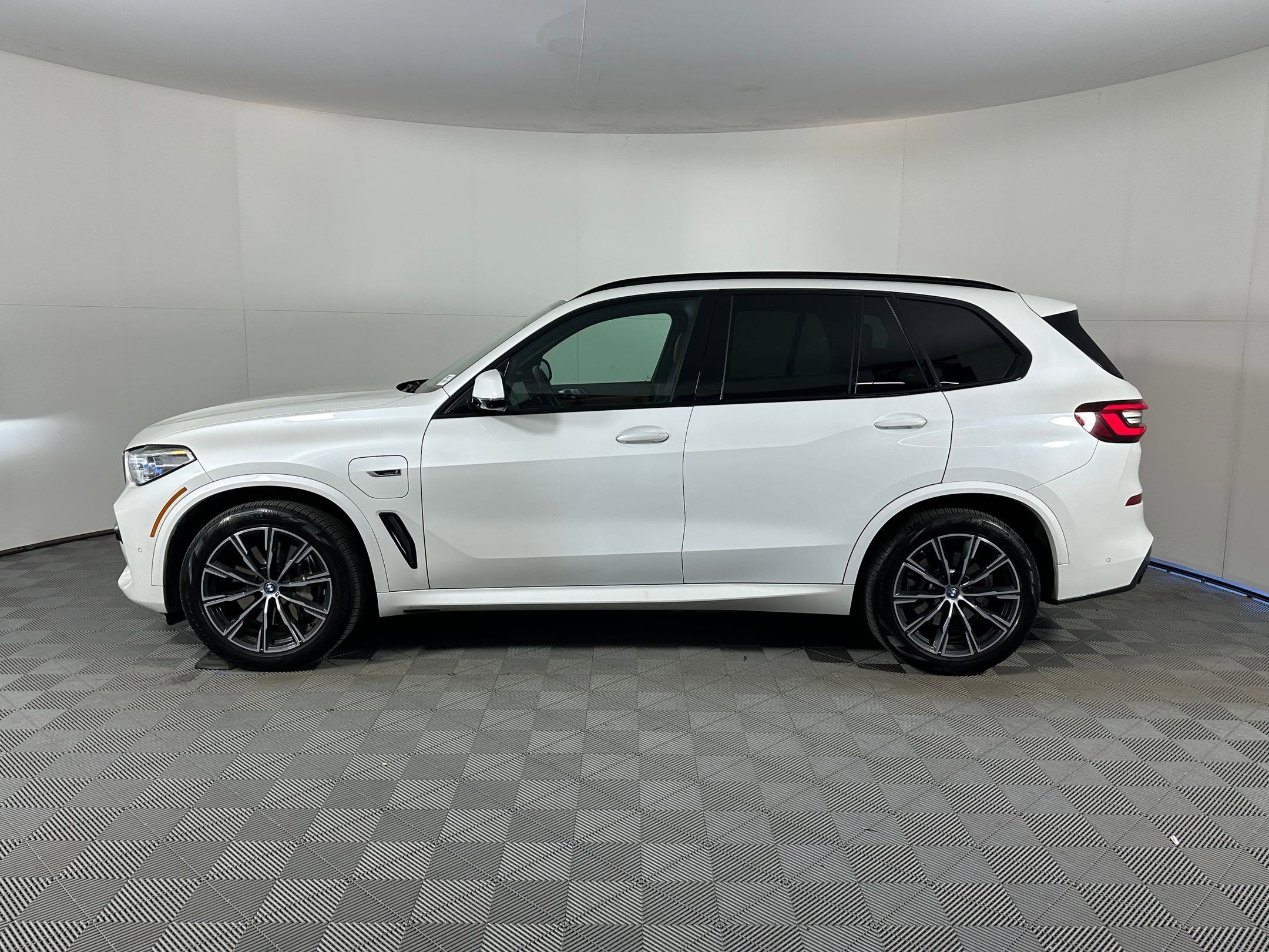 Used 2023 BMW X5 xDrive45e w/ Executive Package video 2