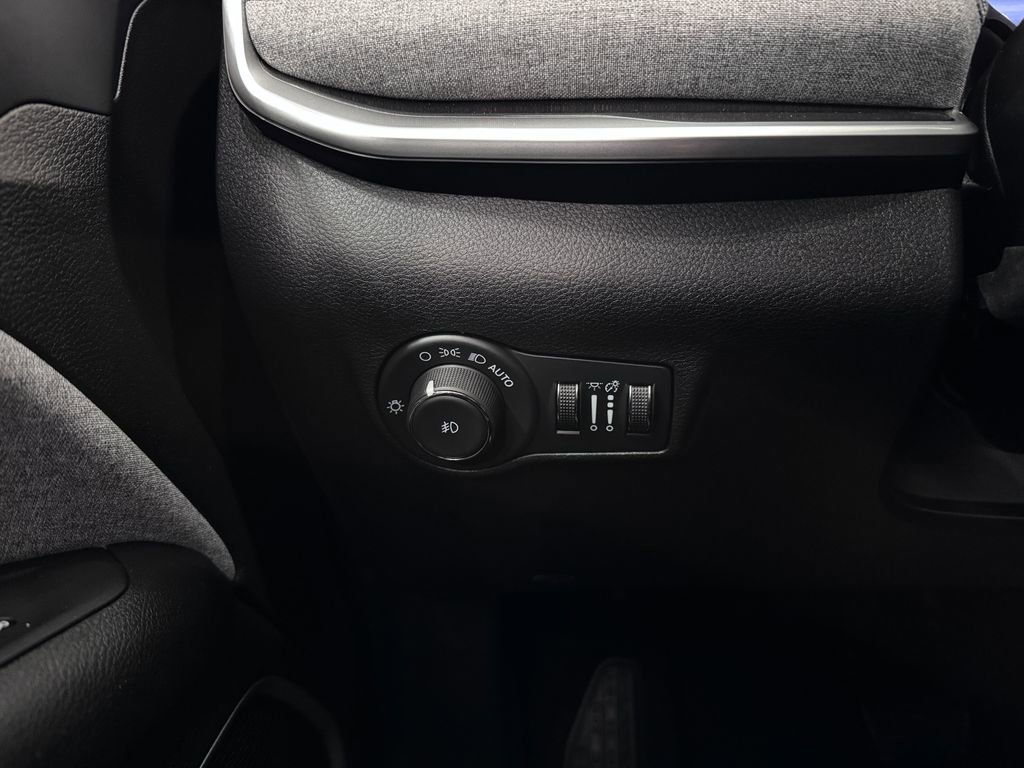 Used 2024 Jeep Compass Latitude image 23