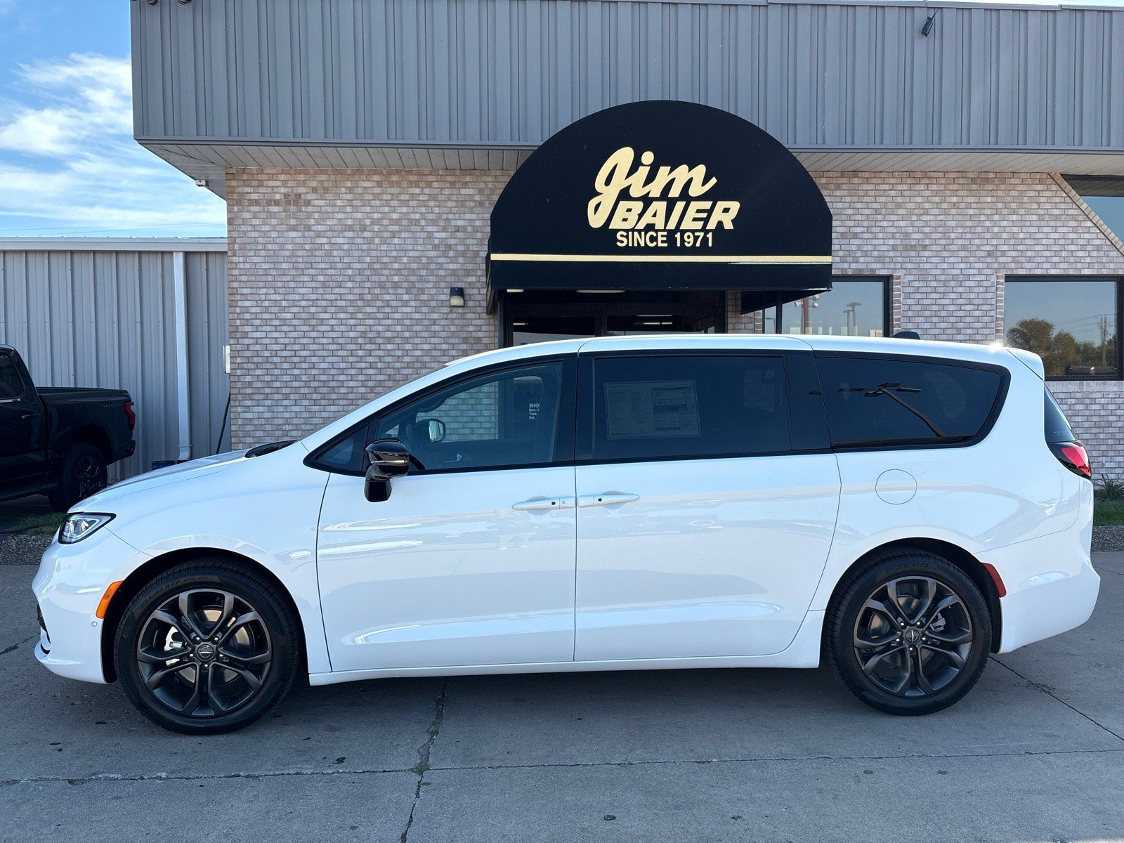 New 2026 Chrysler Pacifica Select image 2