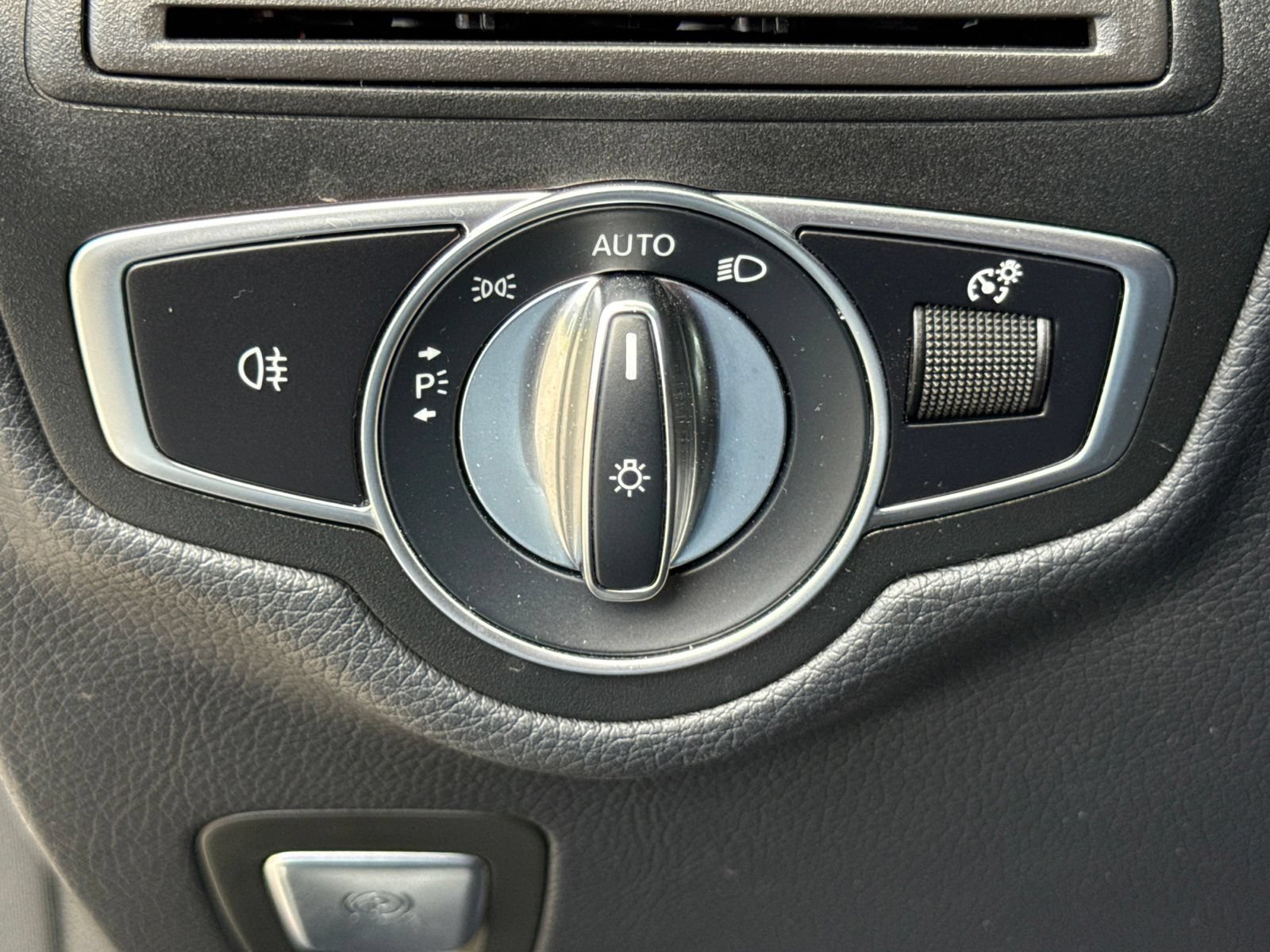 Used 2022 Mercedes-Benz GLC 300 w/ Multimedia Package Lite image 28