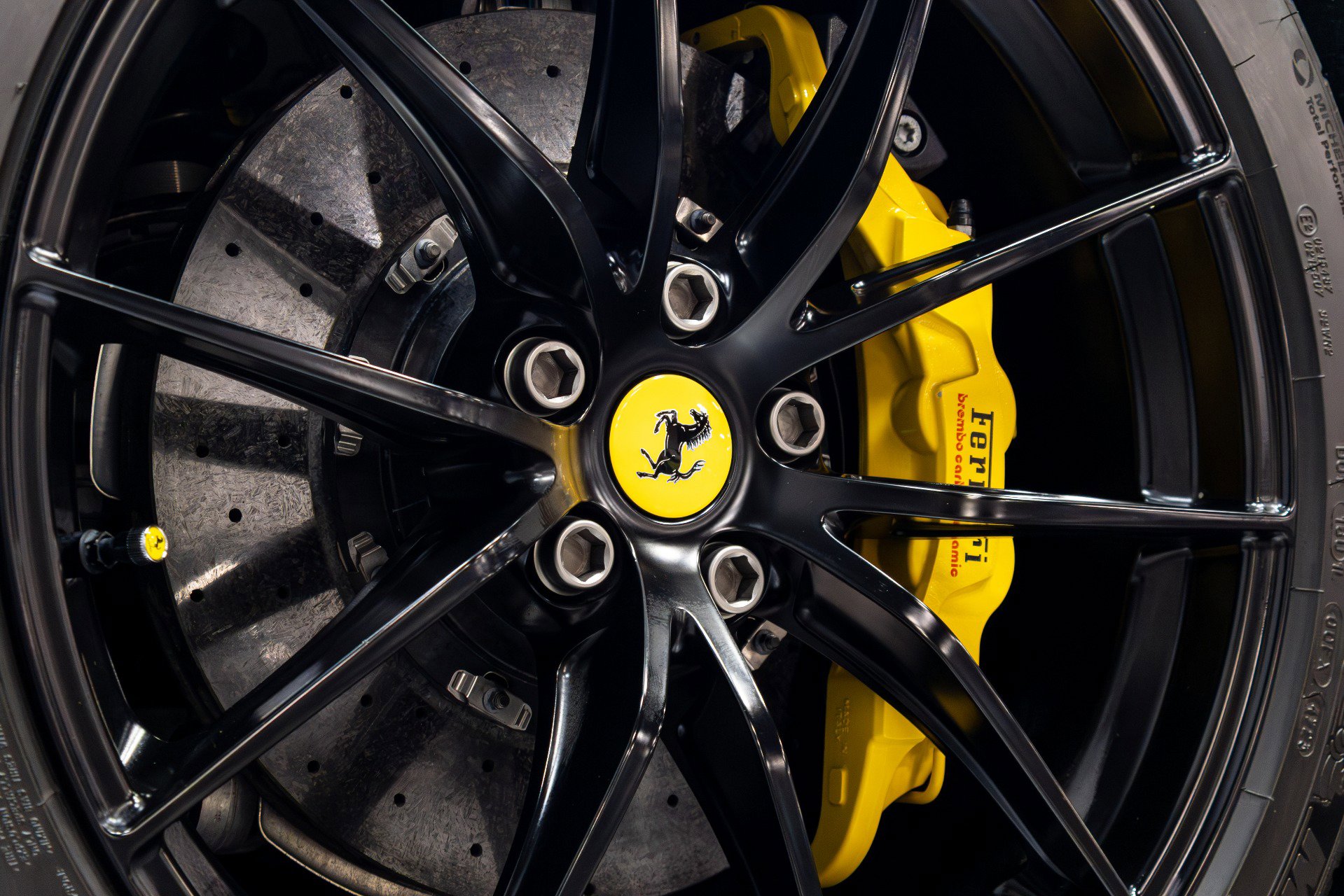 Used 2018 Ferrari 812 Superfast RWD image 22