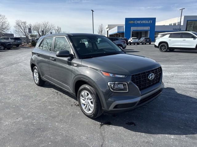 Used 2025 Hyundai Venue SE image 1